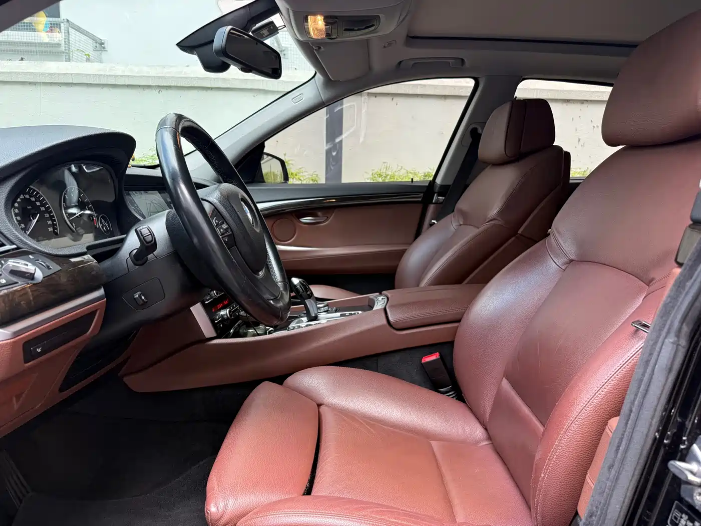 BMW 5 Series GT 2010 535i Luxury Model фото 13