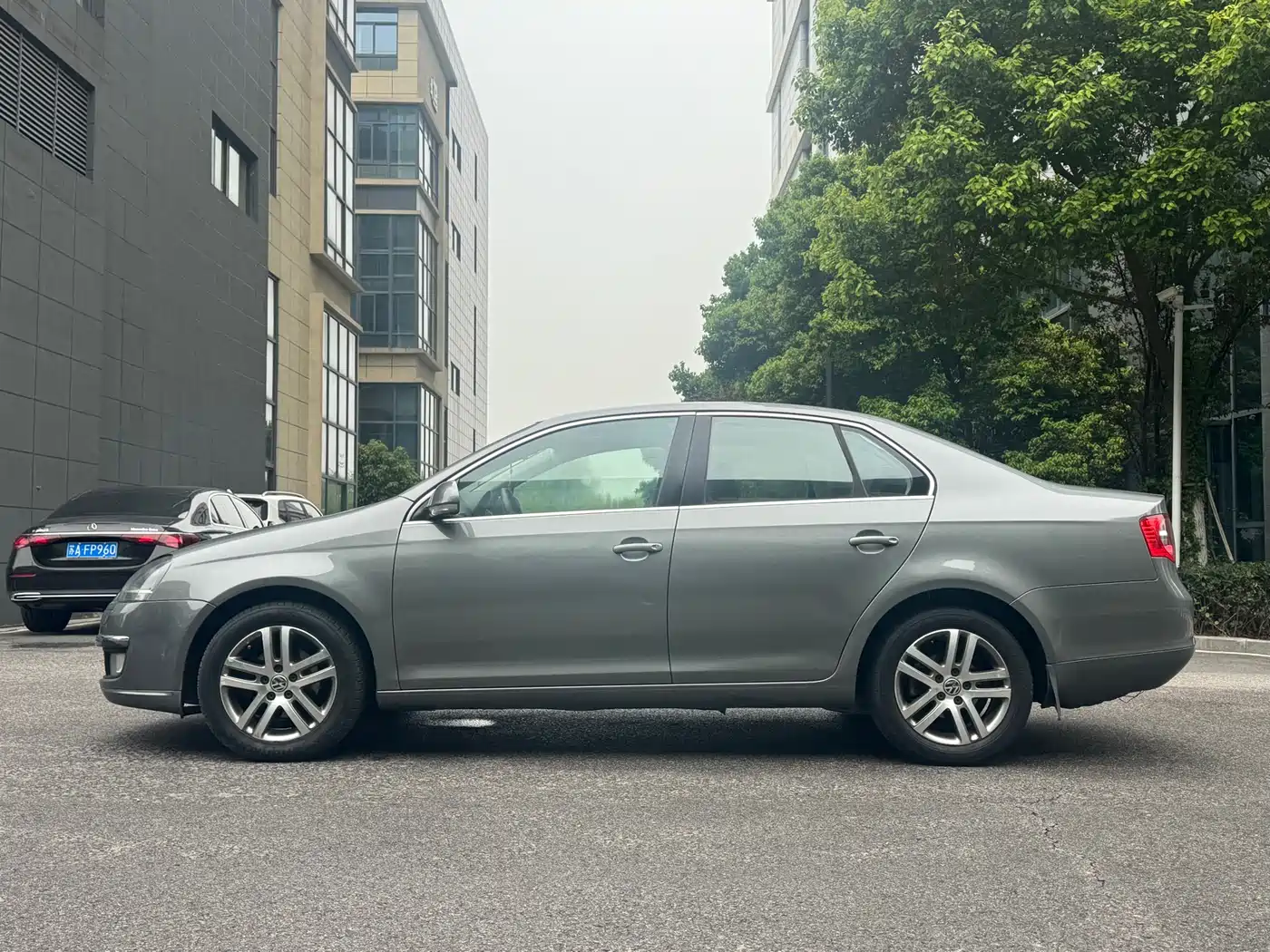 Volkswagen Sagitar 2011 1.6L Automatic Fashion фото 3