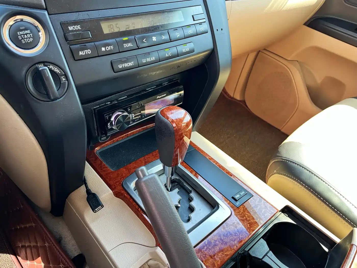 Toyota Land Cruiser (Import) 2015 4.6L V8 Middle East Limited Edition фото 17