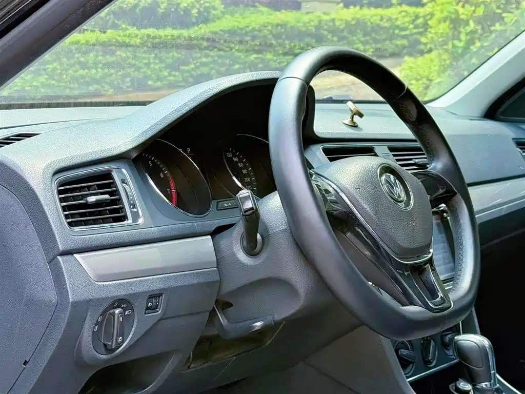 Volkswagen Lavida 2015 1.6L Automatic Comfort Edition фото 9