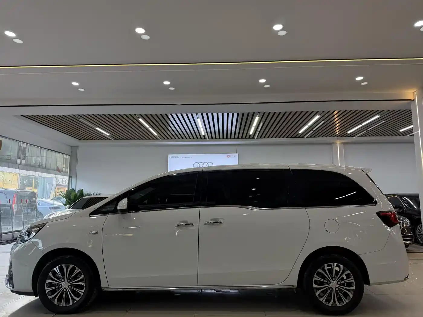 Buick GL8 2023 Land Business Class 652T Smart Luxury фото 8