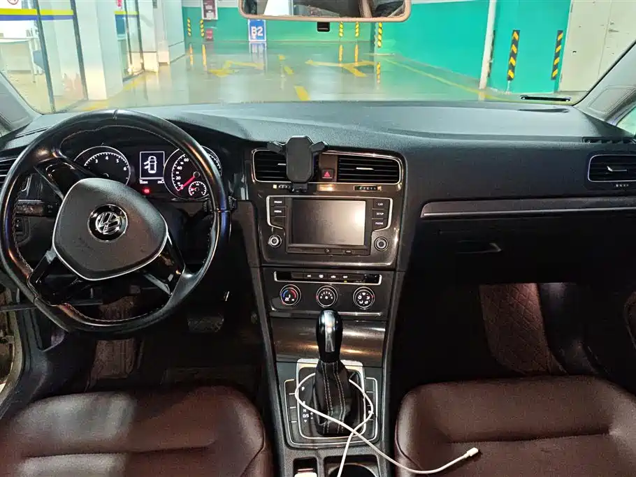 Volkswagen Golf 2017 1.6L Auto Comfort Millionth Edition фото 12