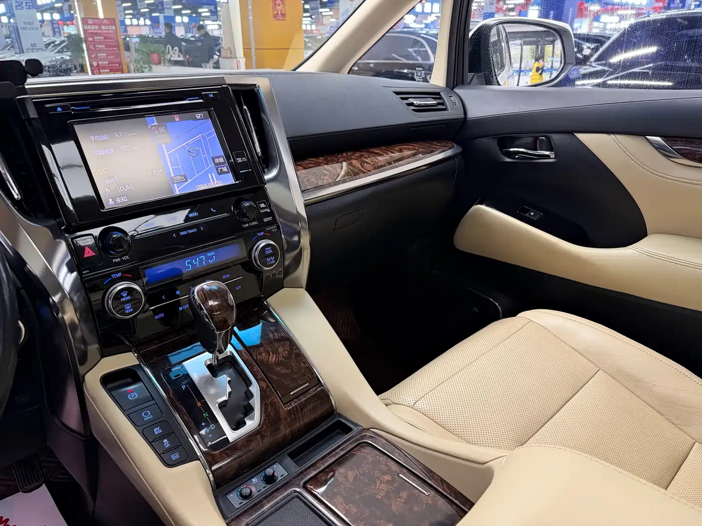 Toyota Alphard 2019 Hybrid 2.5L Luxury фото 8