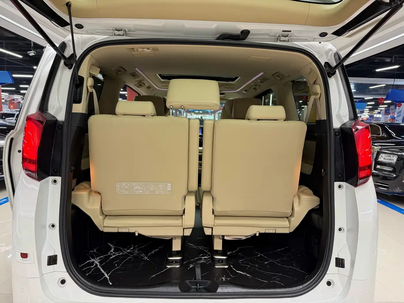 Toyota Alphard 2019 Hybrid 2.5L Luxury фото 16