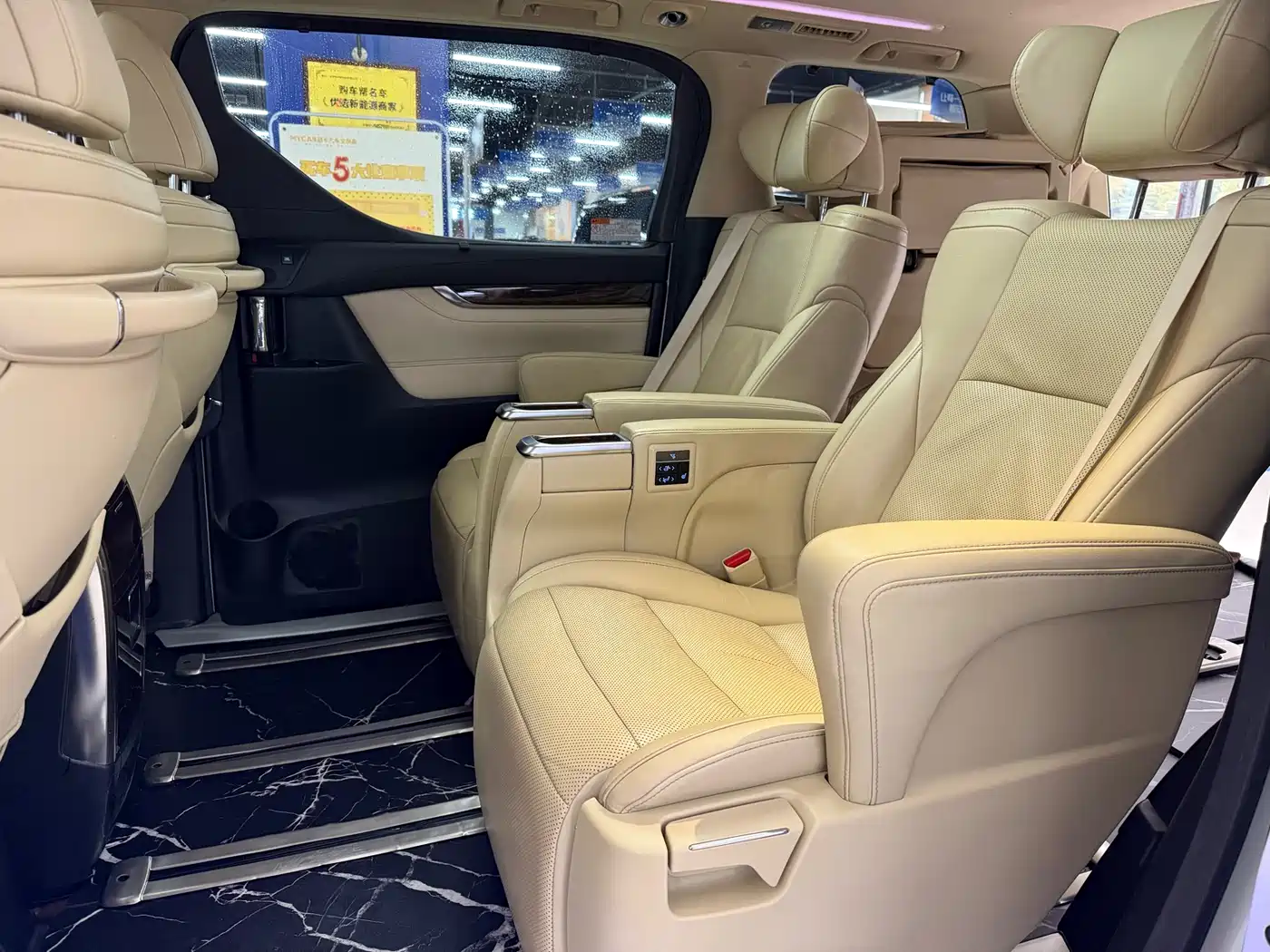 Toyota Alphard 2019 Hybrid 2.5L Luxury фото 12