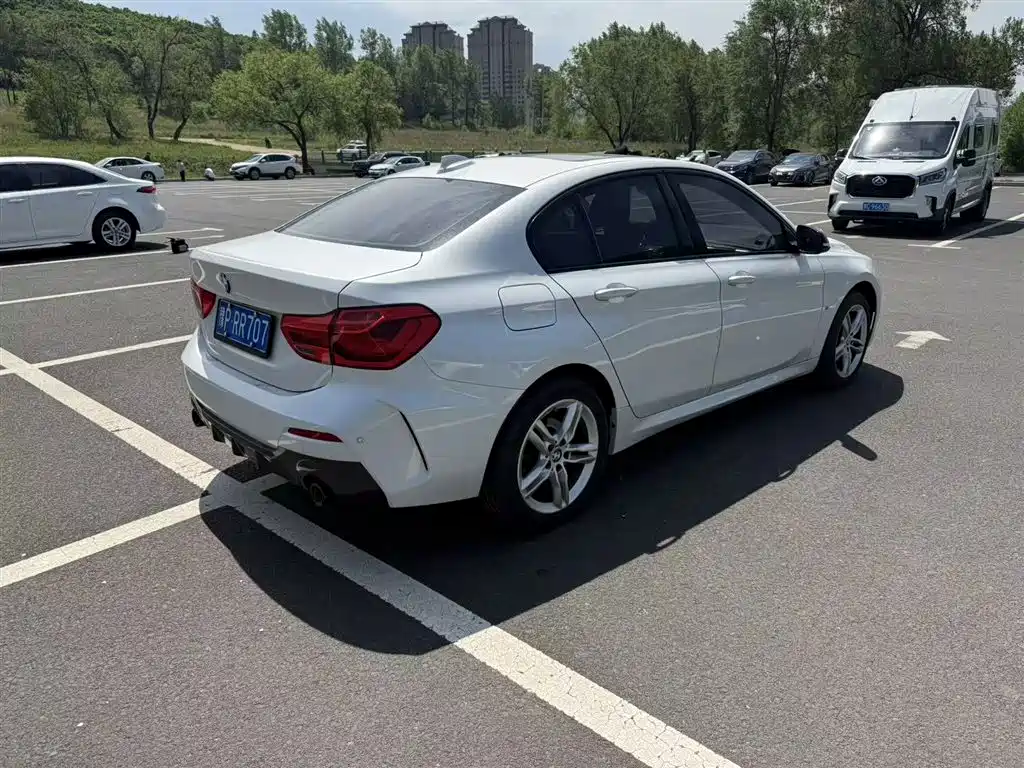 BMW 1 Series 2022 120i M Sport Shadow Edition фото 4