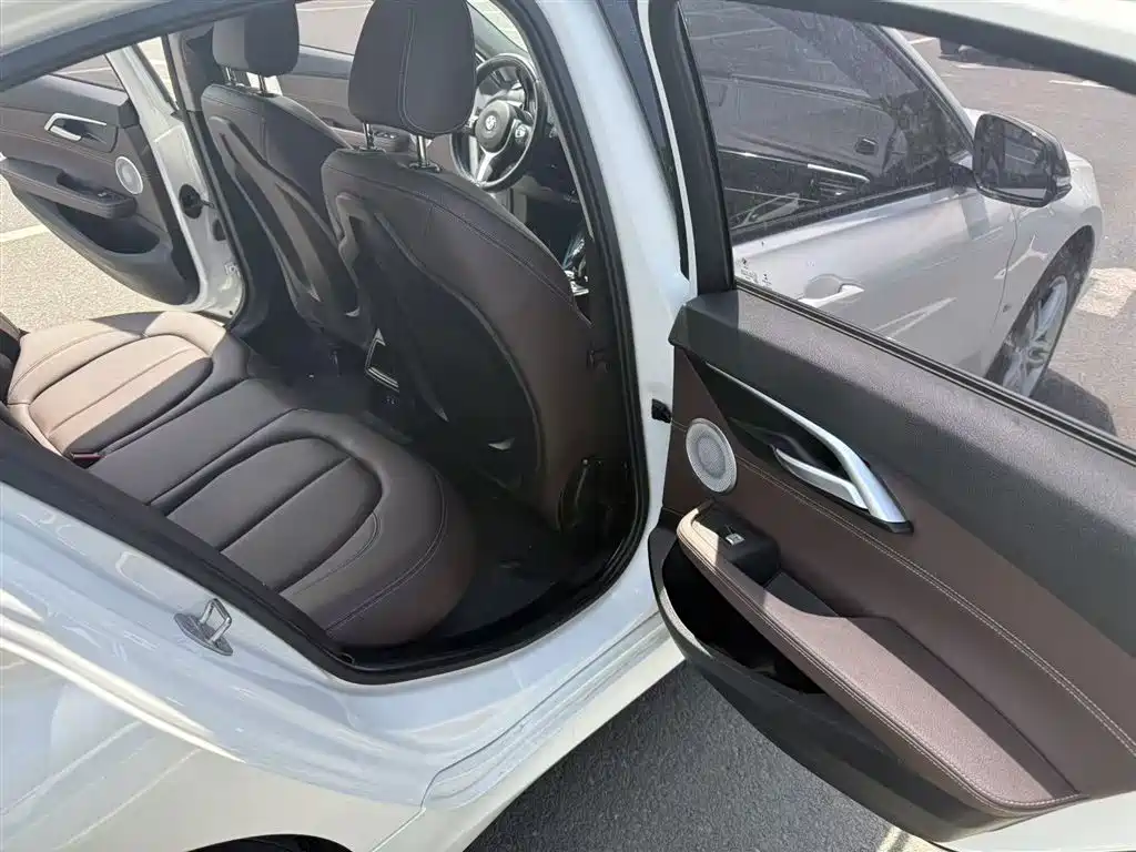 BMW 1 Series 2022 120i M Sport Shadow Edition фото 9