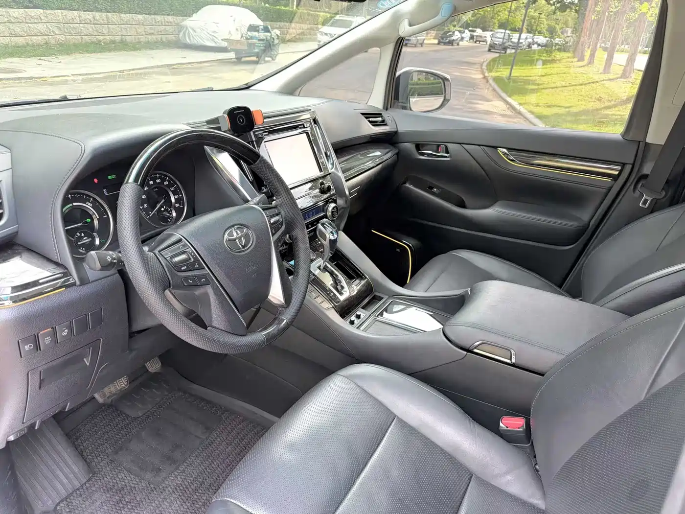 Toyota Vellfire 2019 Hybrid 2.5L HV Luxury Edition фото 4
