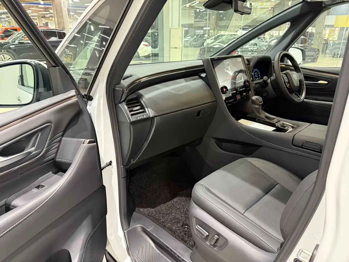 Toyota Alphard 2025 Hybrid 2.5L Ultimate Gold Edition фото 4