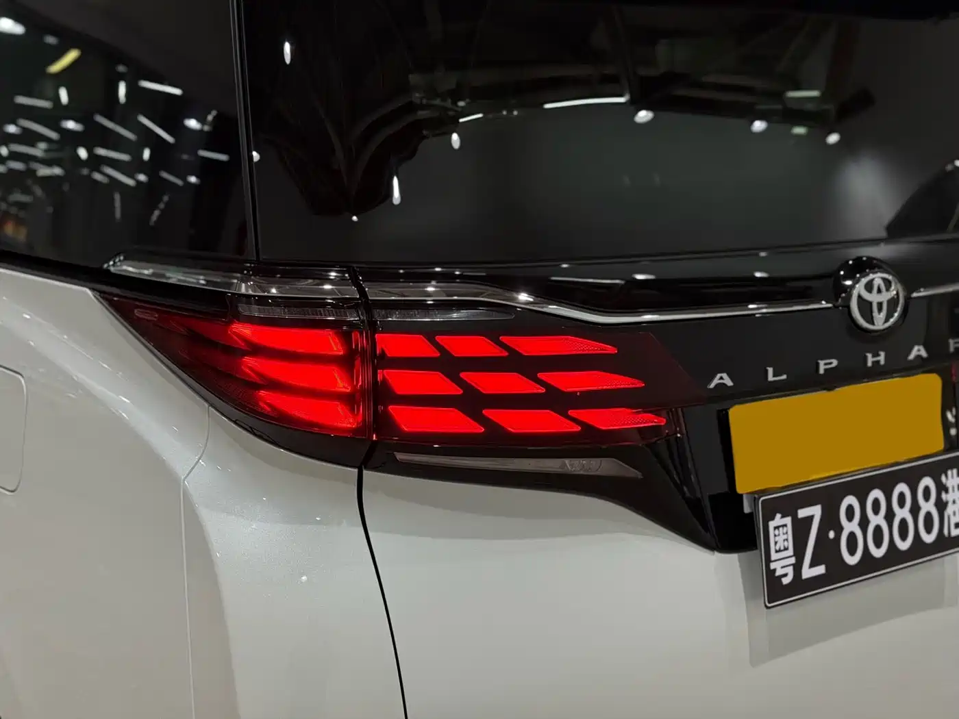 Toyota Alphard 2025 Hybrid 2.5L Ultimate Gold Edition фото 24