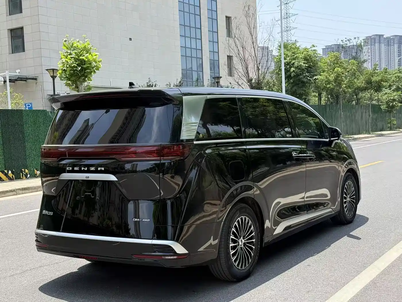 Denza D9 2022 DM-i 970 All-Wheel Drive Honor Edition фото 5