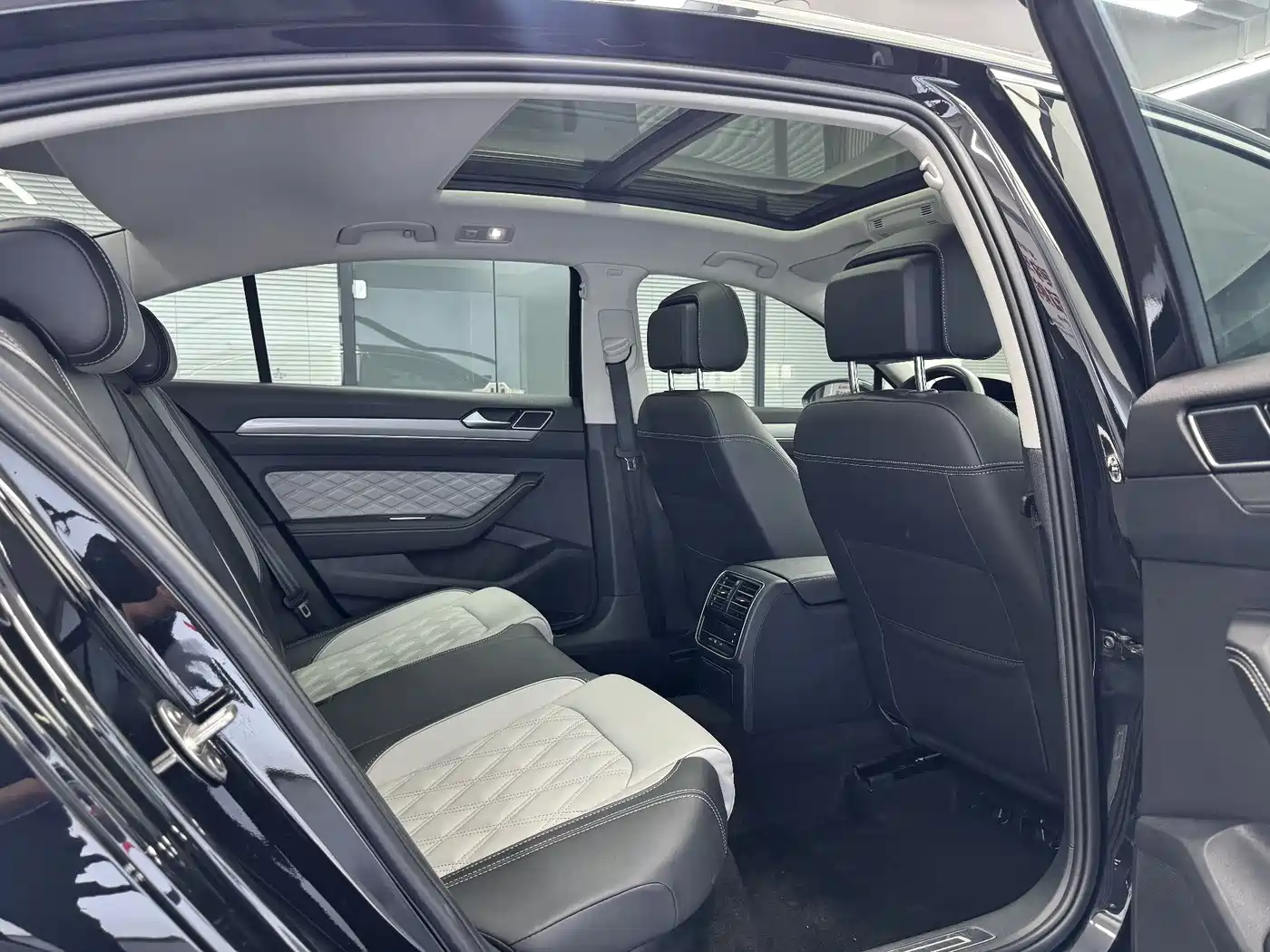Volkswagen Magotan 2023 2 Million Units Anniversary Edition 330TSI DSG Leading Type фото 16