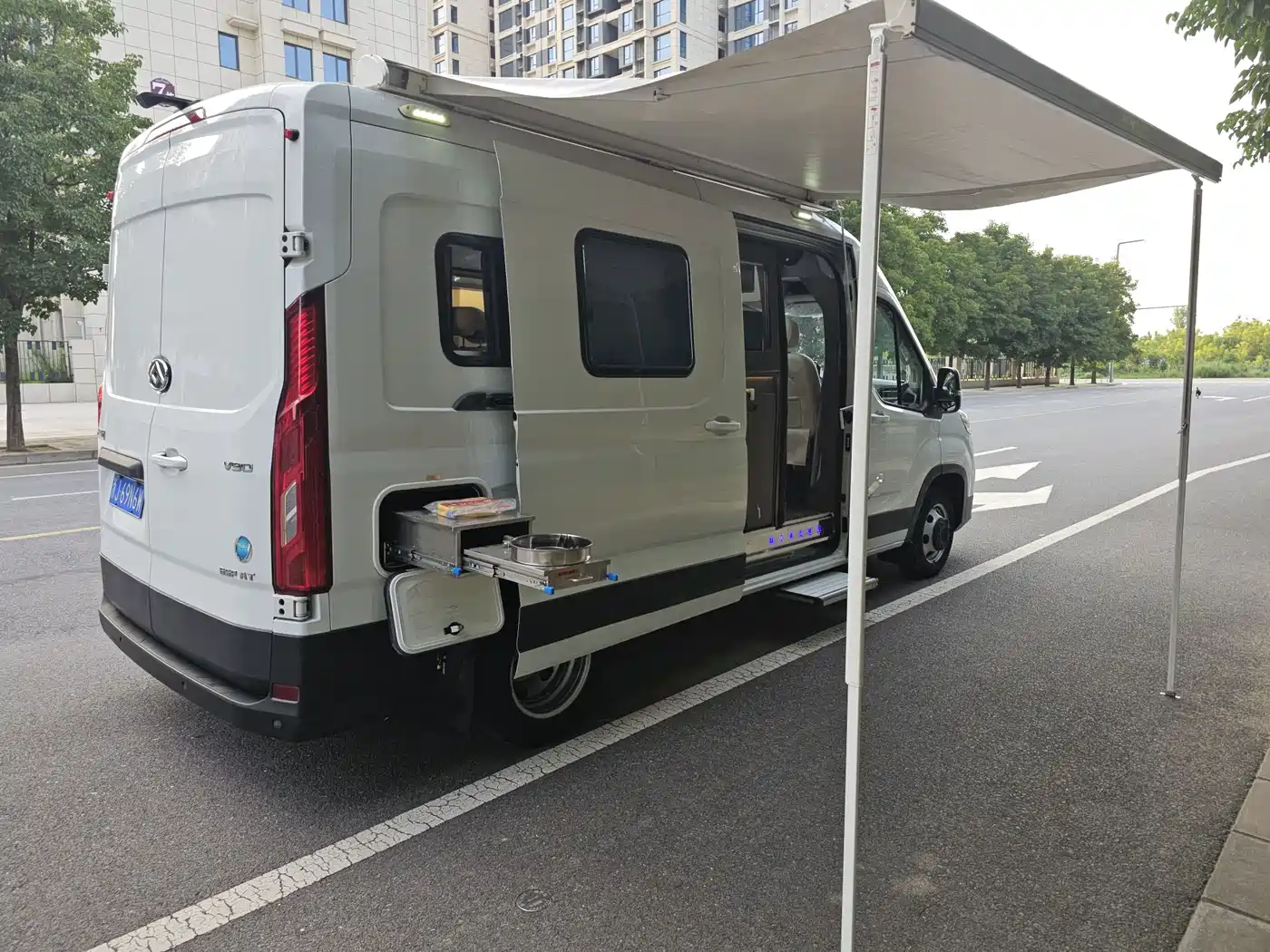 SAIC Maxus MAXUS V90 RV 2022 2021 2.0T Travel Home V90 Self-Contained Class B RV Luxury Transverse Bed
