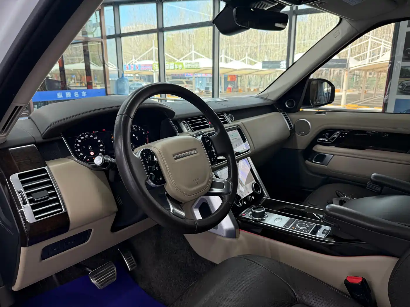 Land Rover Range Rover 2022 3.0 L6 400PS Heritage Extended Classic Edition фото 7