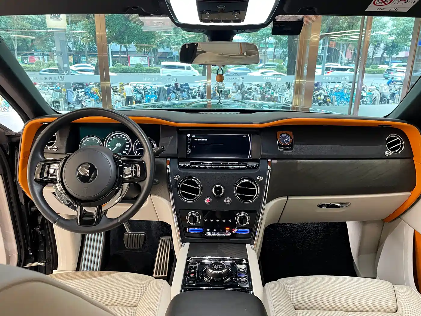 Rolls-Royce Cullinan 2022 2021 Black Badge Neon Nights