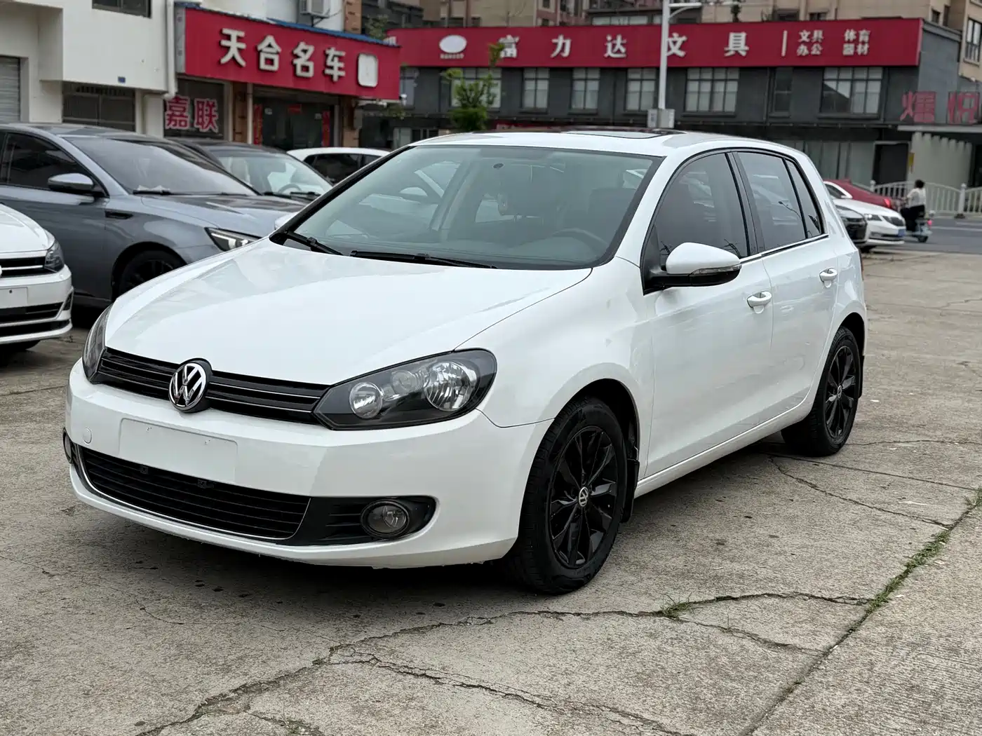 Volkswagen Golf 2011 Model 1.6 Automatic Comfort фото 3