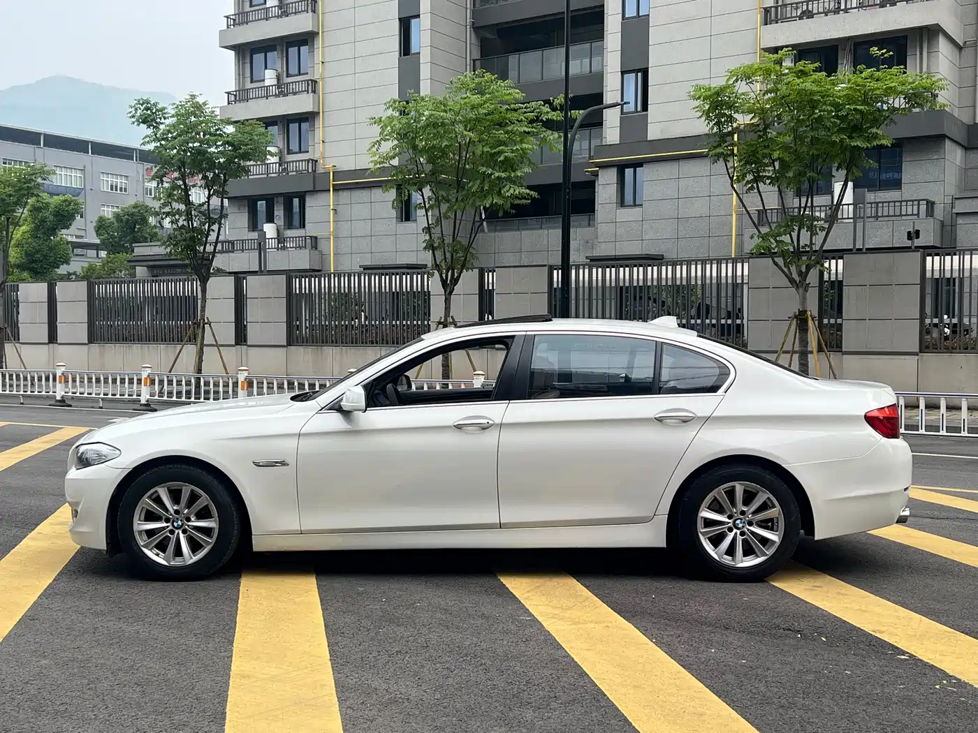 BMW 5 Series 2011 523Li Luxury фото 5