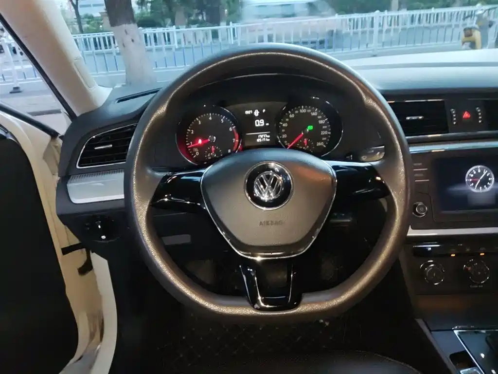 Volkswagen Lamando 2015 230TSI DSG Style фото 3