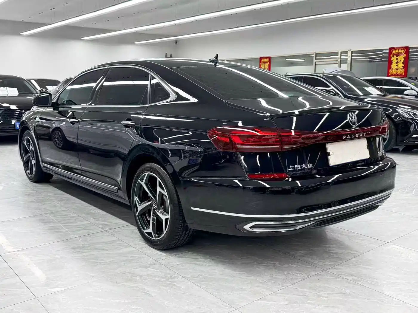 Volkswagen Passat 2023 Facelift 330TSI Starlight Luxury Edition фото 4
