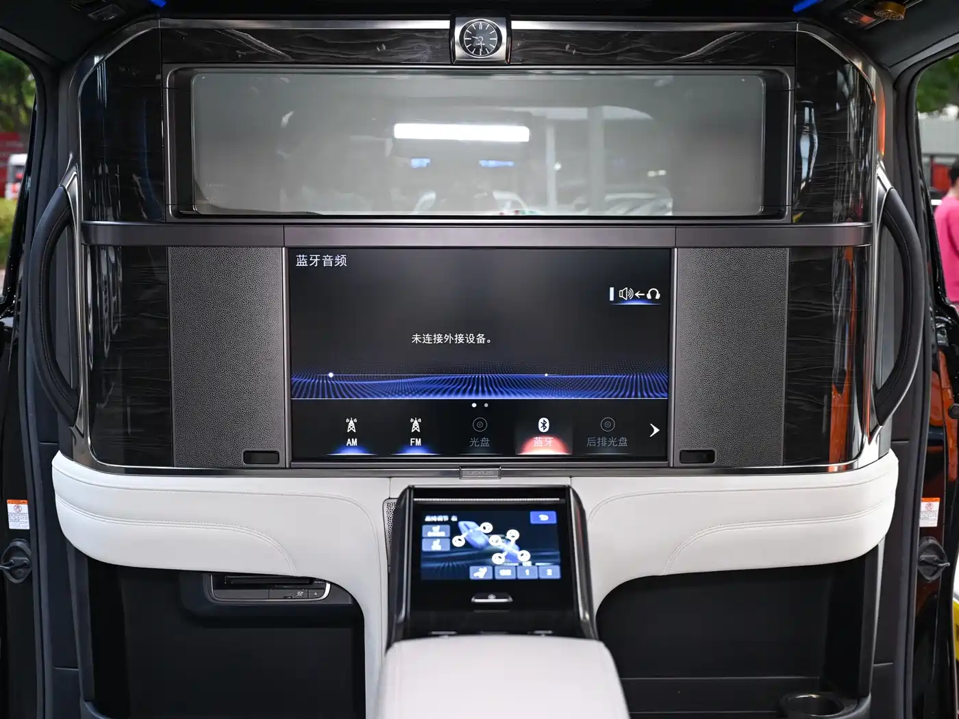 Lexus LM 2020 300h 4-Seat Imperial Edition фото 9