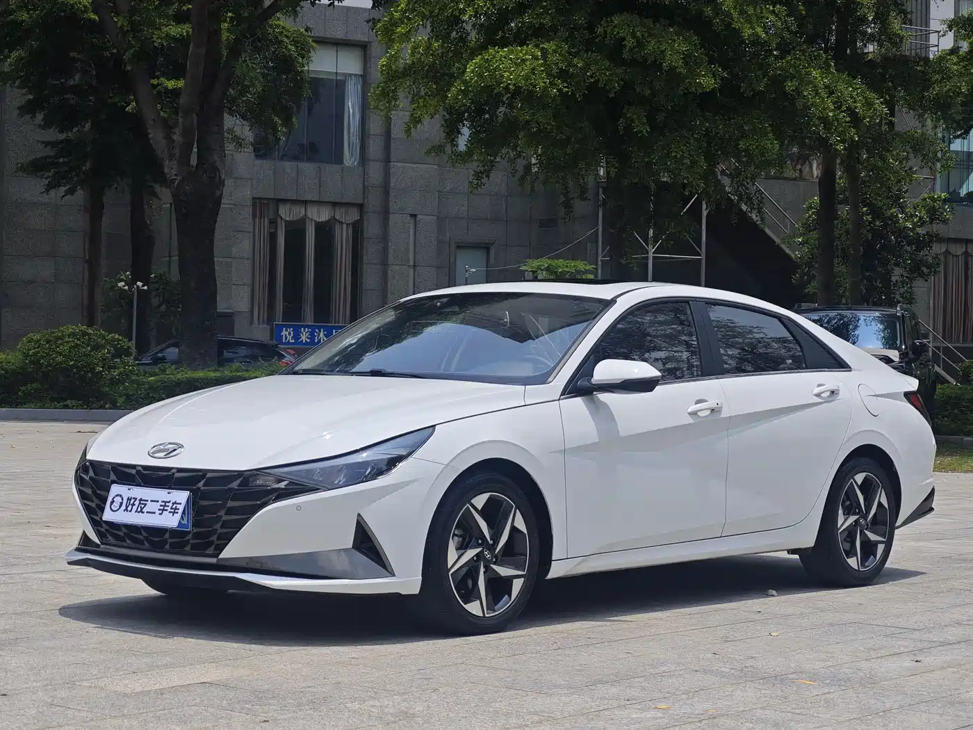 Hyundai Elantra 2022 1.5L CVT LUX Premium Edition
