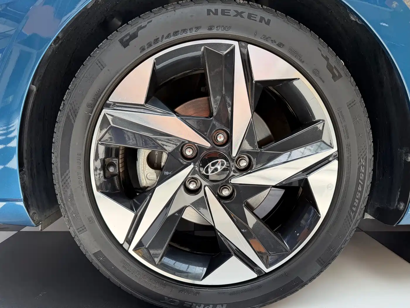 Hyundai Elantra 2022 1.5L CVT LUX Premium Edition фото 19