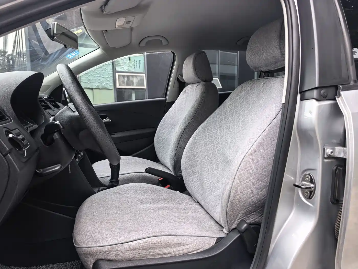 Volkswagen Polo 2013 1.4L Manual Trend Edition фото 11