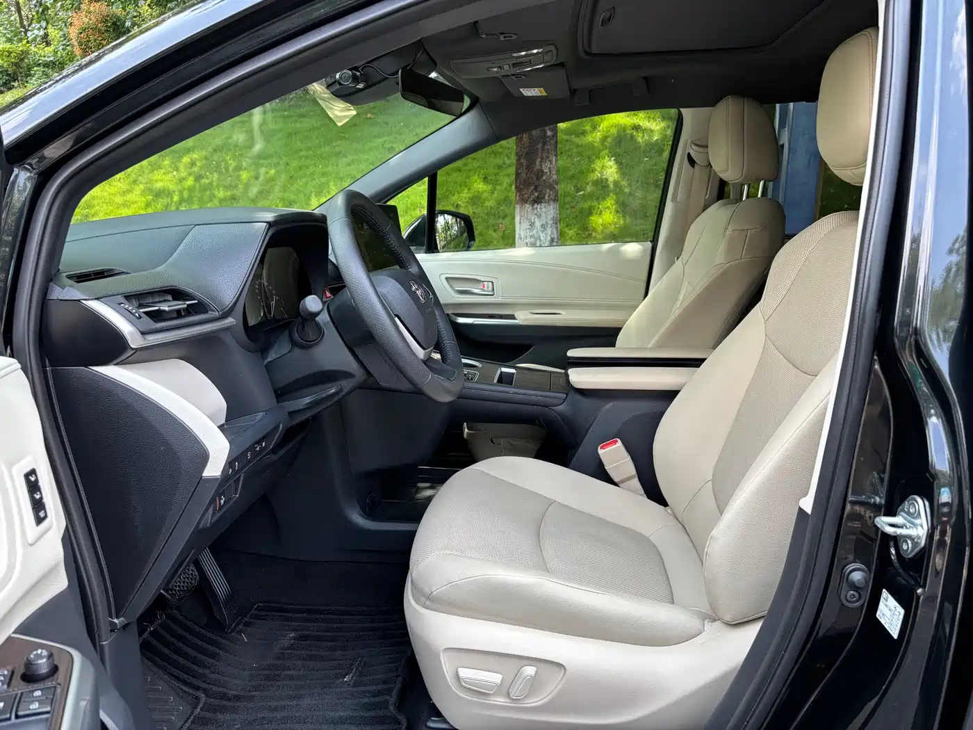 Toyota Granvia 2023 2.5L Hybrid Prestige PLUS Edition фото 8