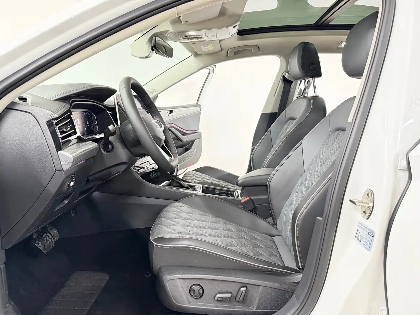 Volkswagen Sagitar 2023 Model Year 280TSI DSG Surpass Edition фото 7