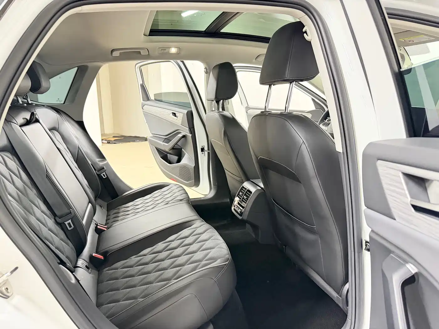 Volkswagen Sagitar 2023 Model Year 280TSI DSG Surpass Edition фото 9