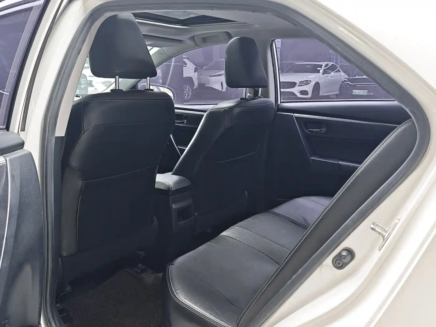 Toyota Corolla 2016 Dual Hybrid 1.8L E-CVT Elite Edition фото 3