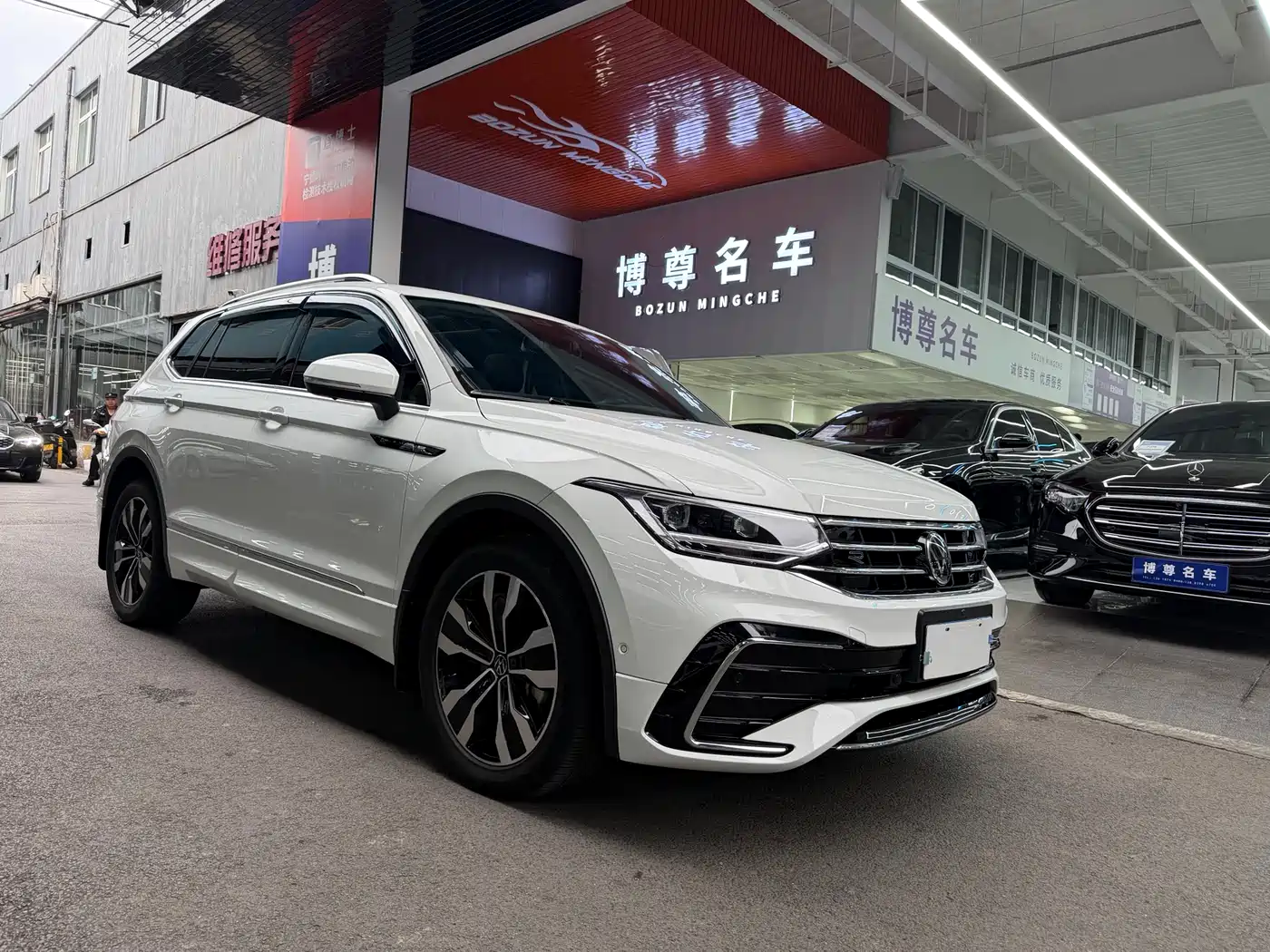 Volkswagen Tiguan L 2024 330TSI Automatic 2WD R-Line Premium Enjoyment Edition фото 3