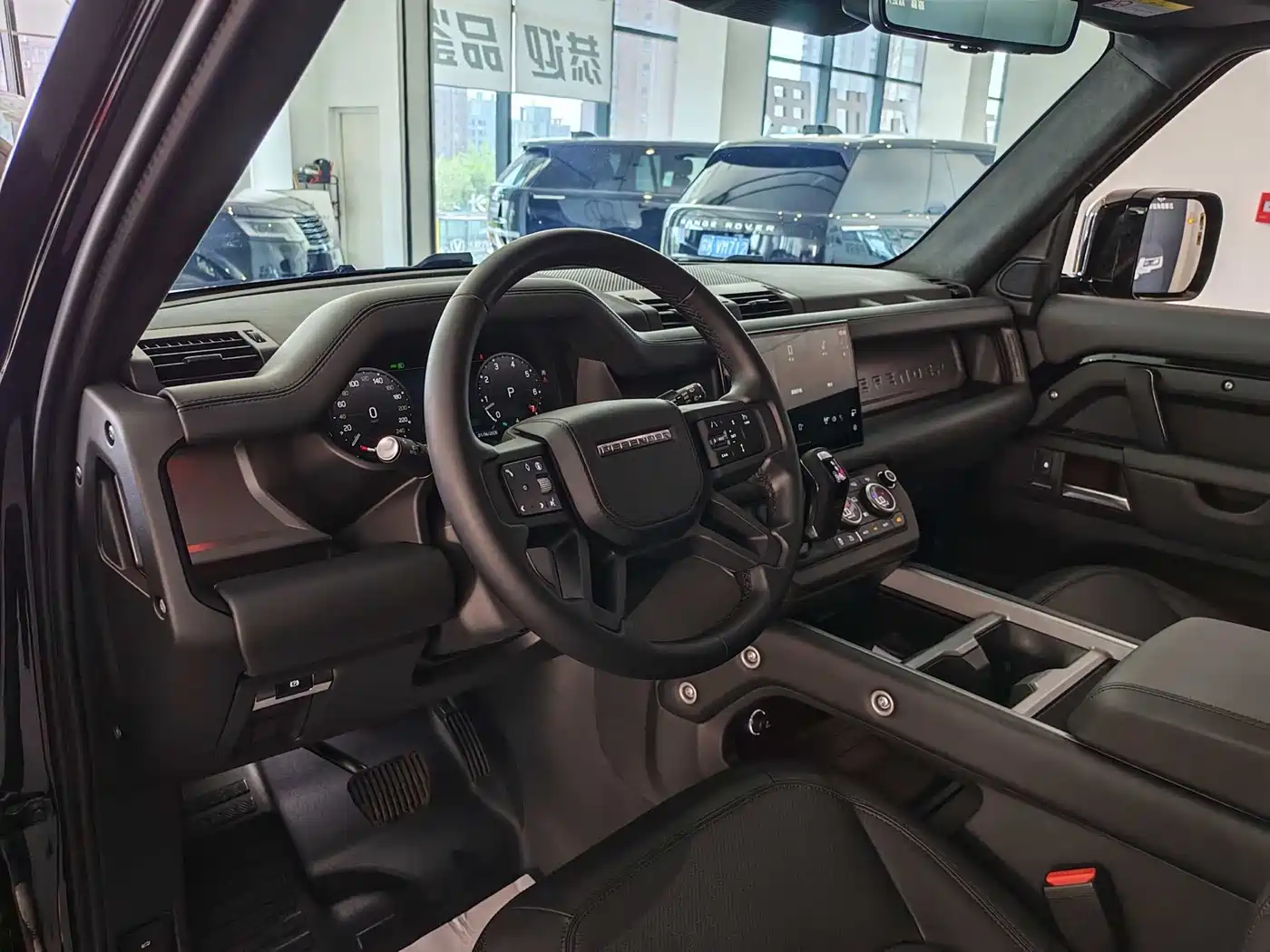 Land Rover Defender 2025 110 3.0T P400 -Dynamic HSE фото 7