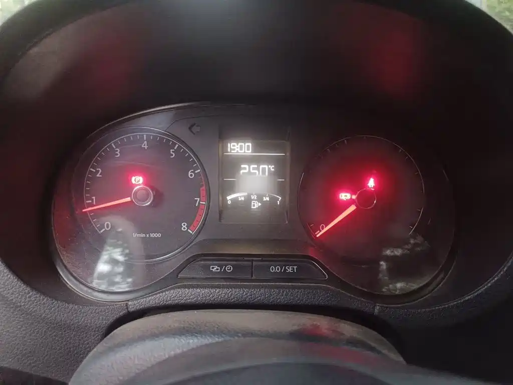 Volkswagen Polo 2014 1.4L Manual Trend Edition фото 4