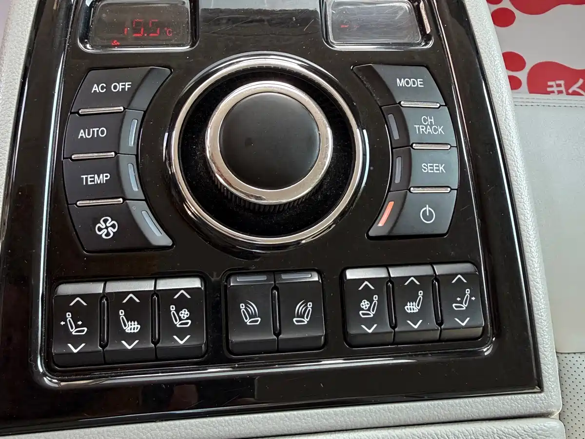 Фото 16 - Hongqi H7