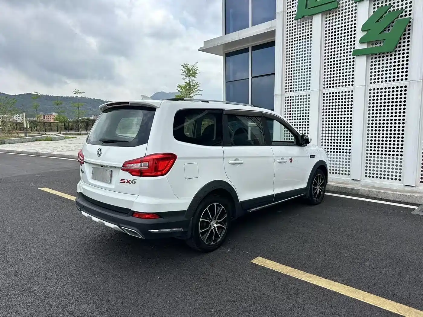 Dongfeng Fengxing Fengxing SX6 2020 2019 1.6L Manual Luxury China VI