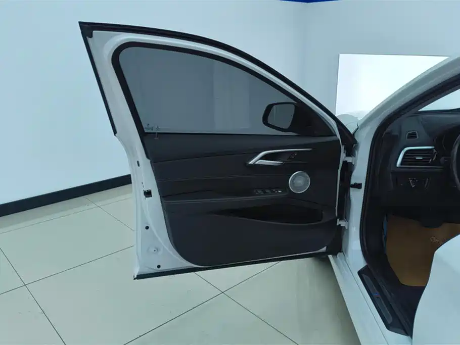 BMW 1 Series 2021 120i M Sport Shadow Edition фото 7