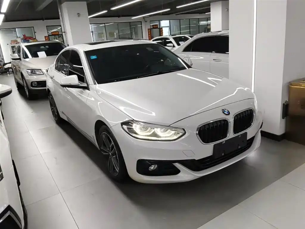 BMW 1 Series 2018 Facelift 118i Sport фото 4