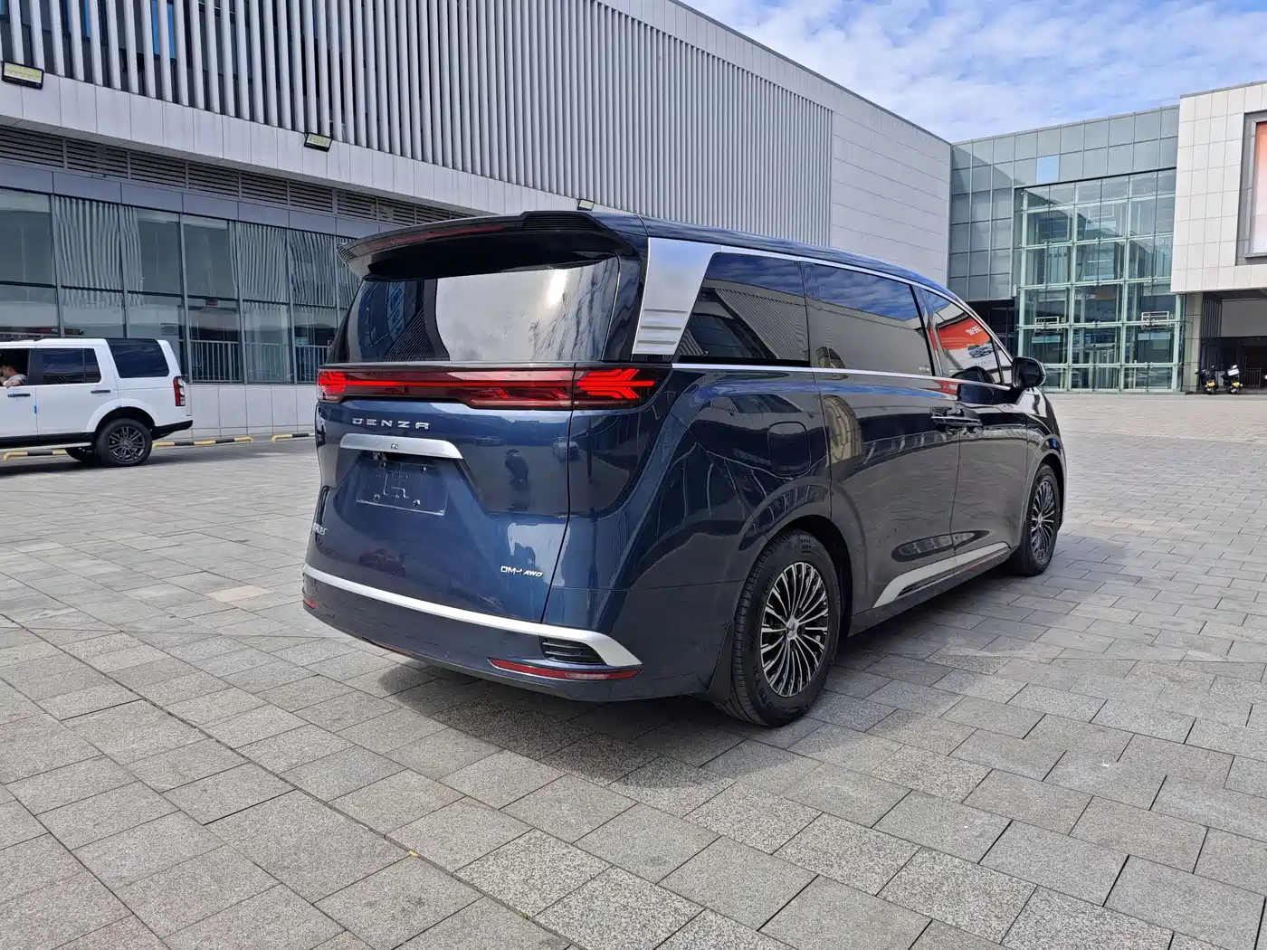 Denza D9 2022 DM-i 970 All-Wheel Drive Honor Edition фото 2