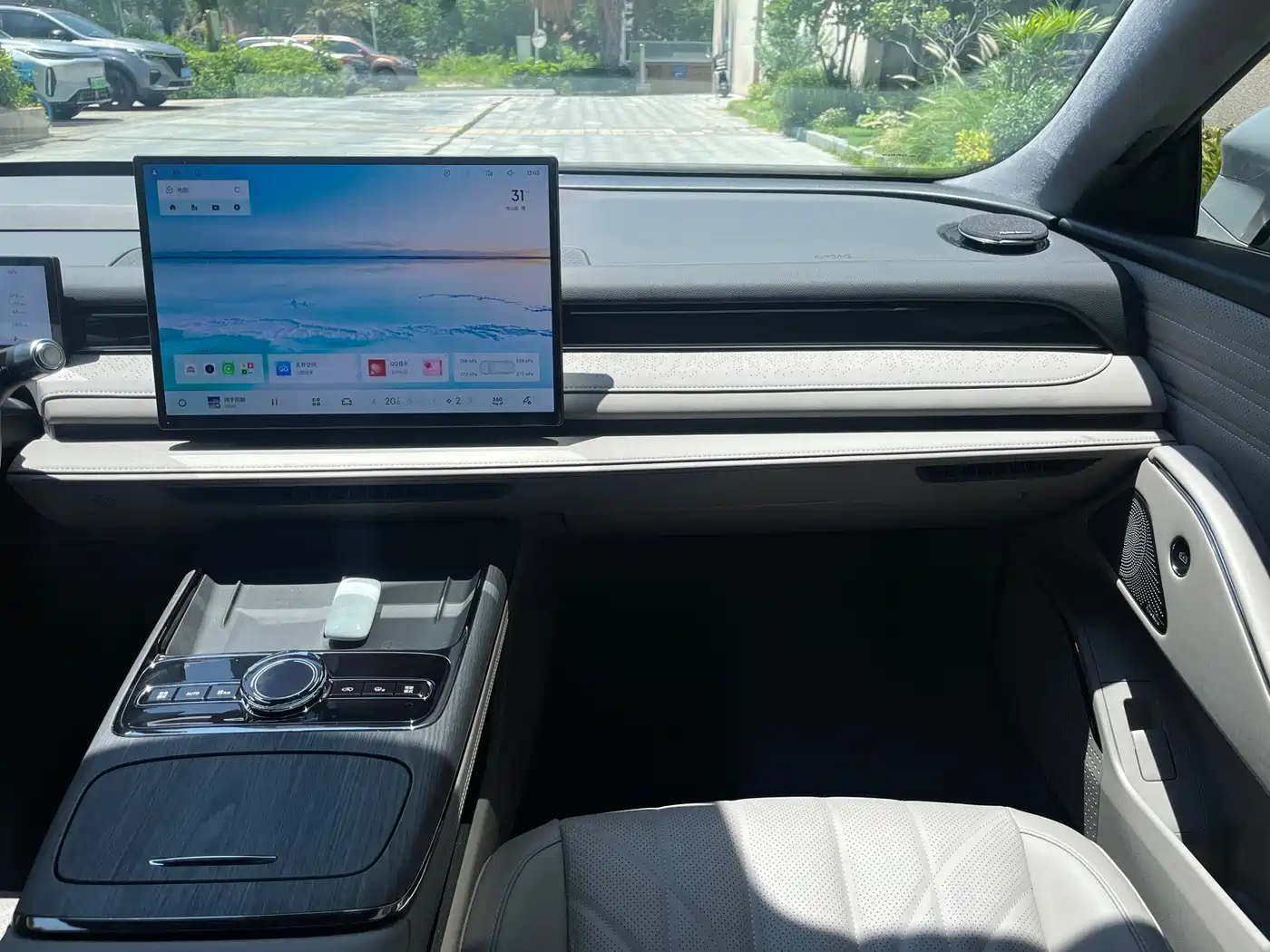 Geely Galaxy Galaxy Xingyao 8 2025 Model 130km EM-i Flagship Edition фото 18