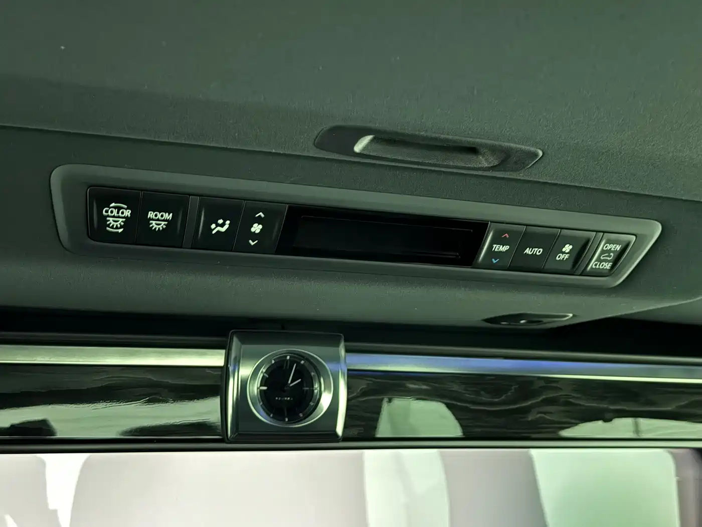 Lexus LM 2020 300h 4-Seat Imperial Edition фото 8