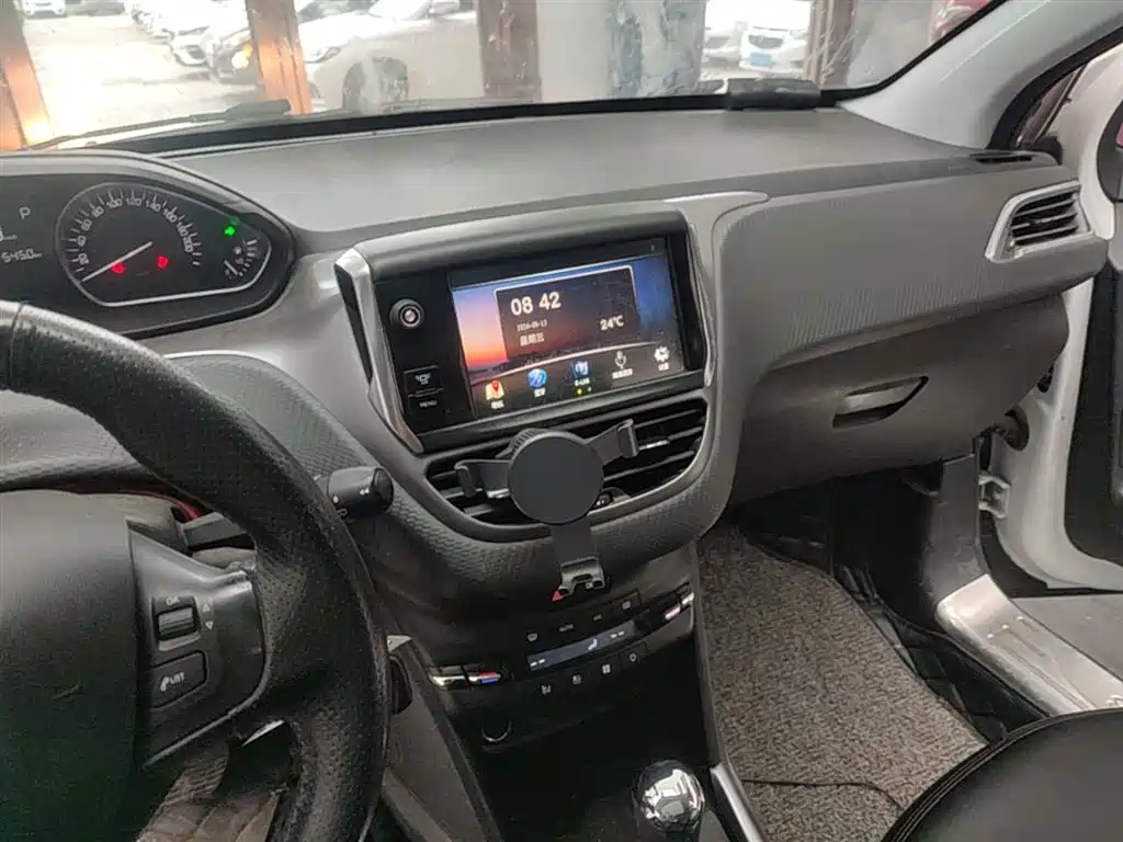 Peugeot 2008 2014 1.6L Automatic Fashion Edition фото 13