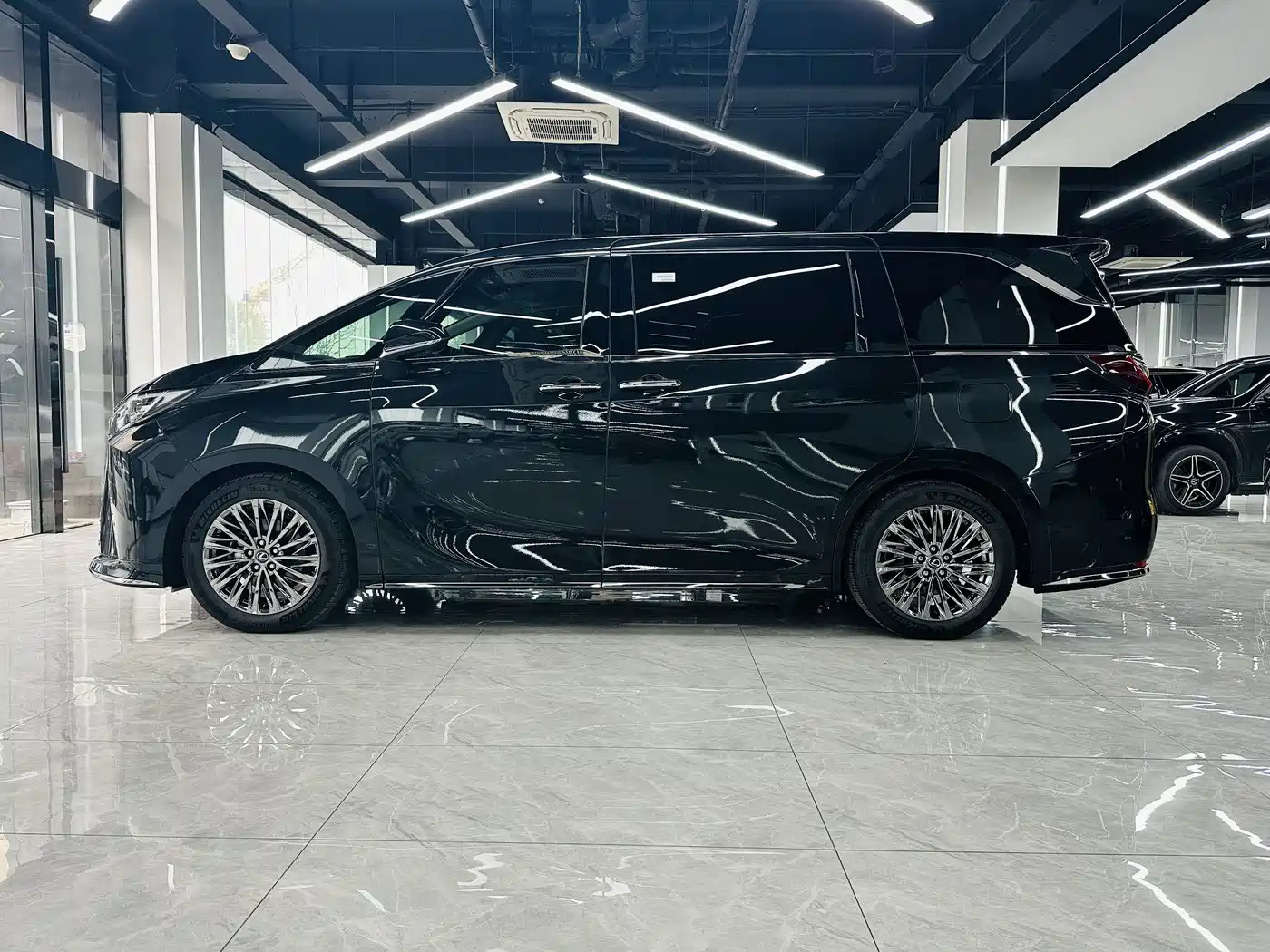 Lexus LM 2025 Model 350h Seven-Seater Elegance Edition фото 6