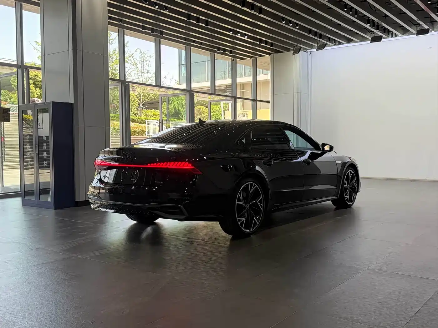 Audi A7L 2025 Model Year 45 TFSI quattro Black Knight Edition фото 19