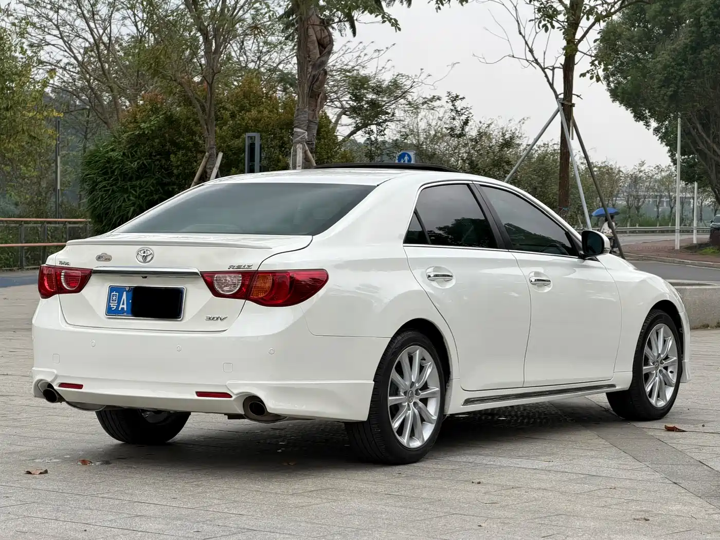 Toyota Reiz 2010 3.0V Style Flagship Navigation Edition фото 10