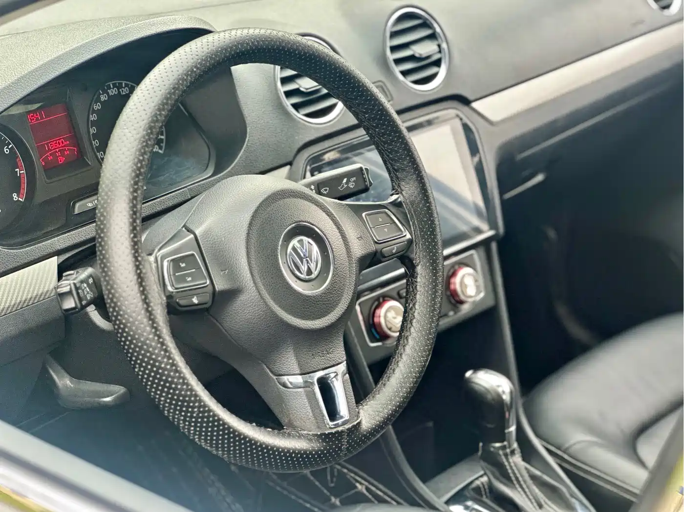 Volkswagen Jetta 2015 1.6L Automatic Luxury фото 20