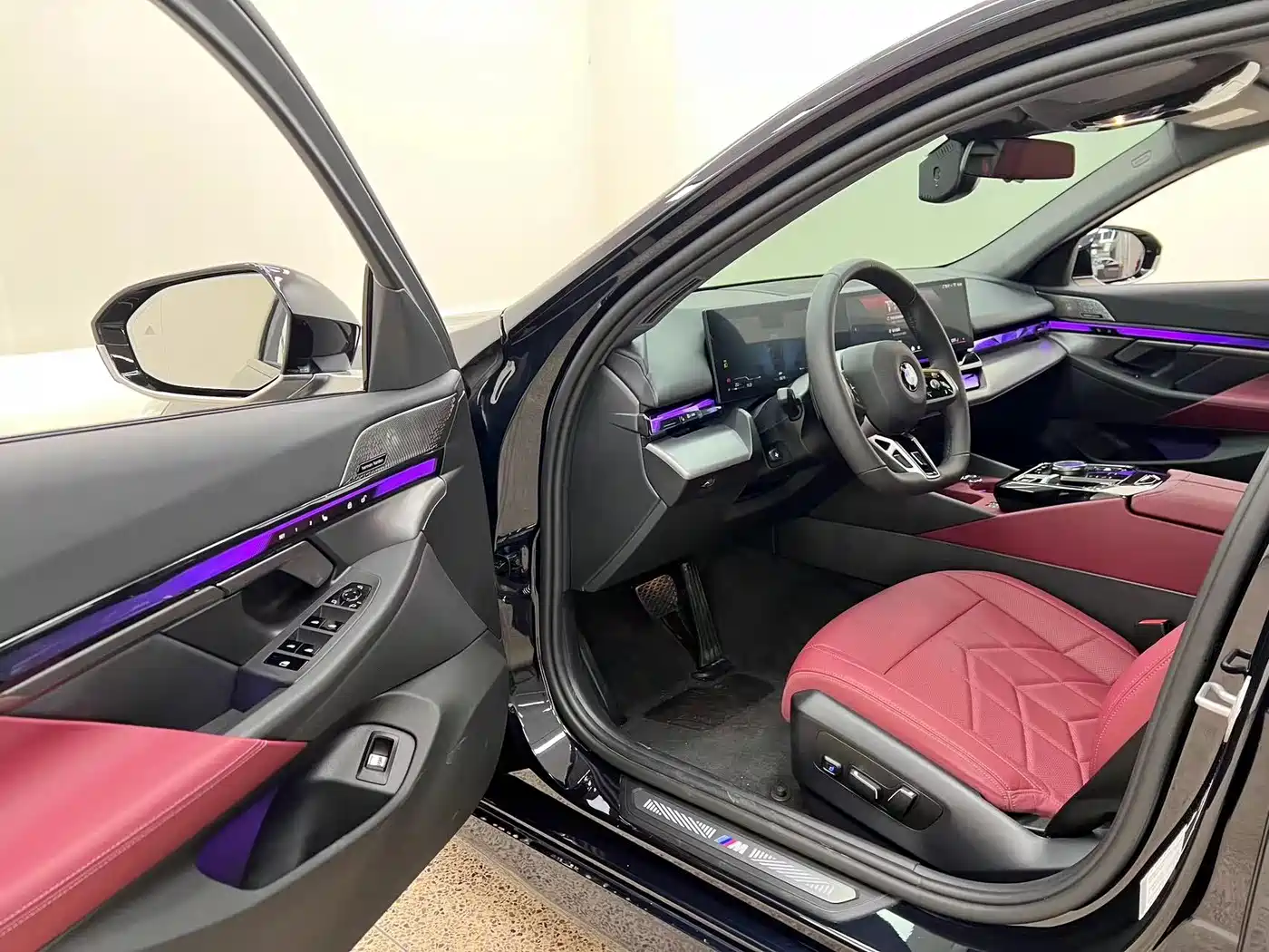 BMW 5 Series 2025 530Li Leading M Sport Package фото 9