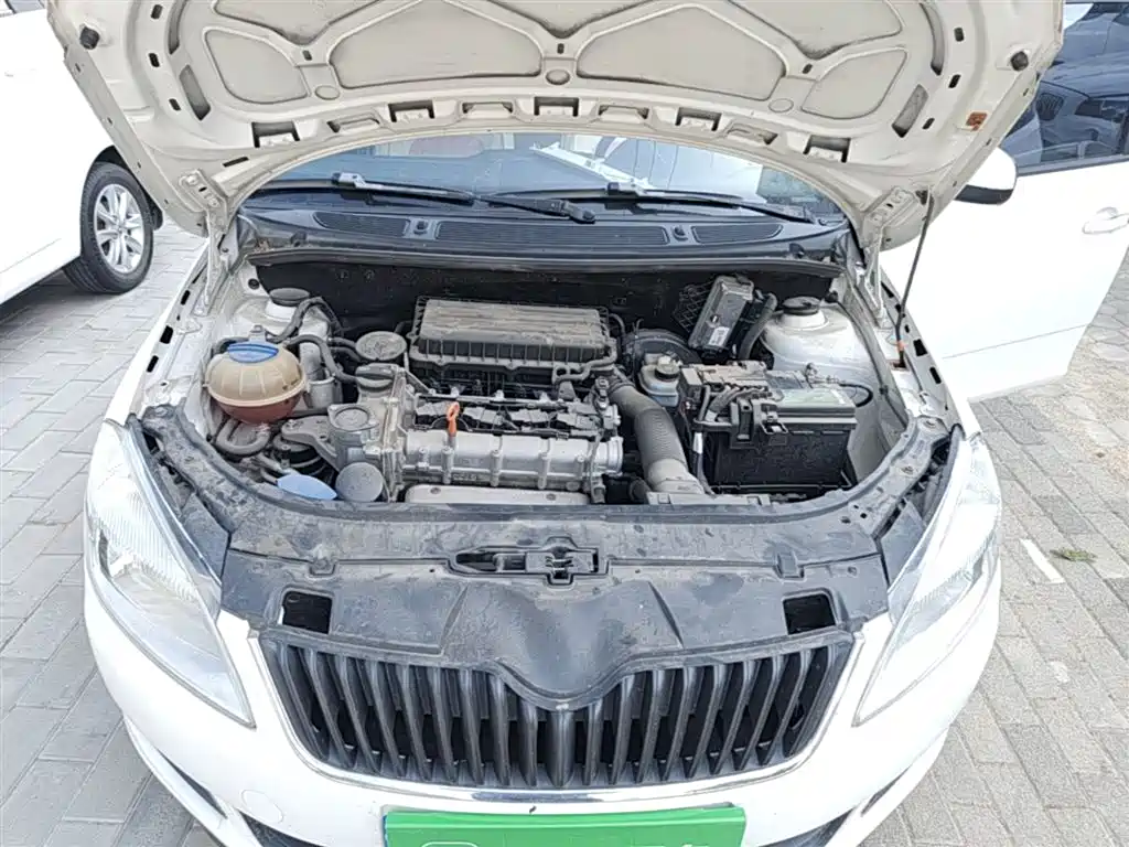 Škoda Fabia 2014 1.4L Manual Crystal Edition фото 20