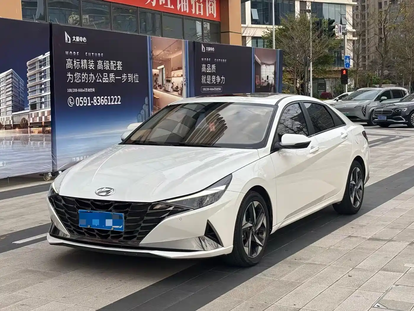 Hyundai Elantra 2022 1.5L CVT LUX Premium Edition фото 2