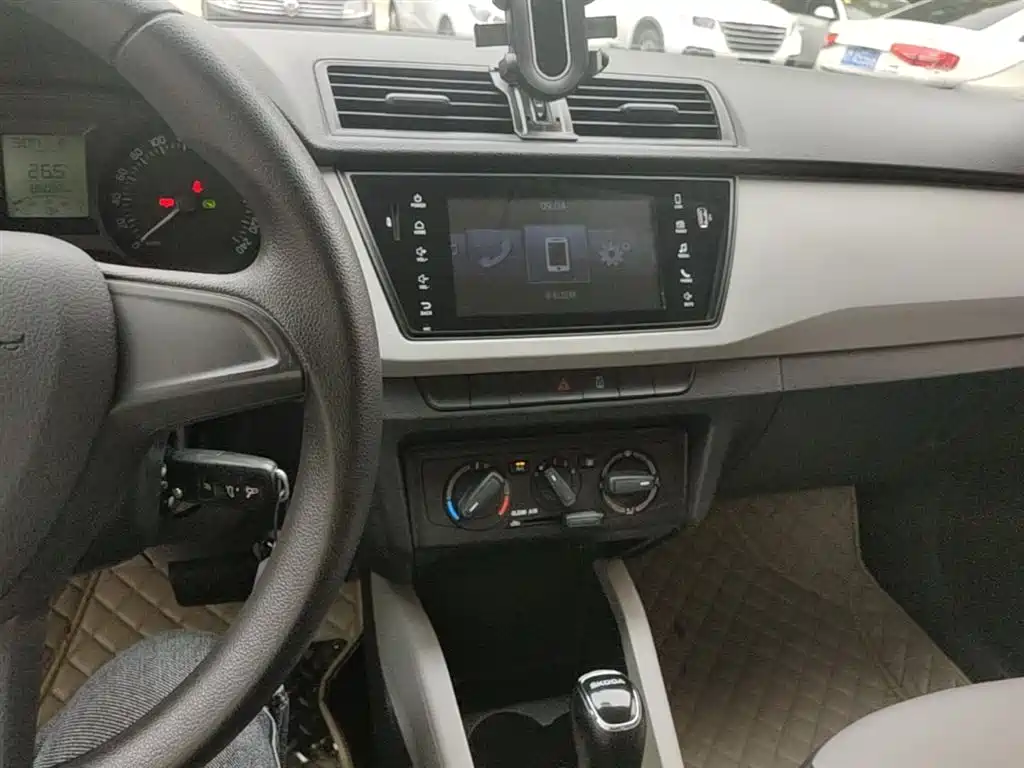 Škoda Fabia 2016 1.4L Automatic Car Enjoy Edition фото 13